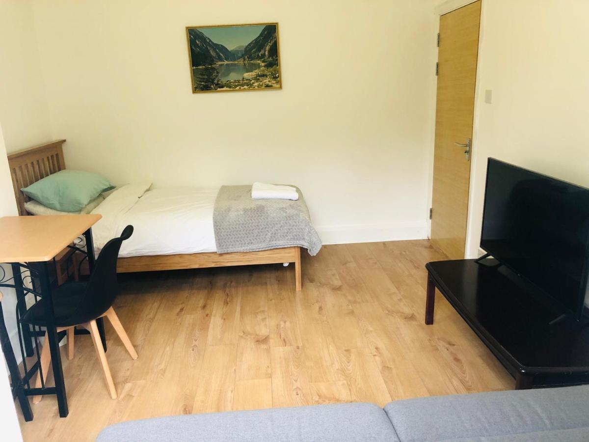 Amazing Quiet Garden House Near London Luton Airport Διαμέρισμα Εξωτερικό φωτογραφία